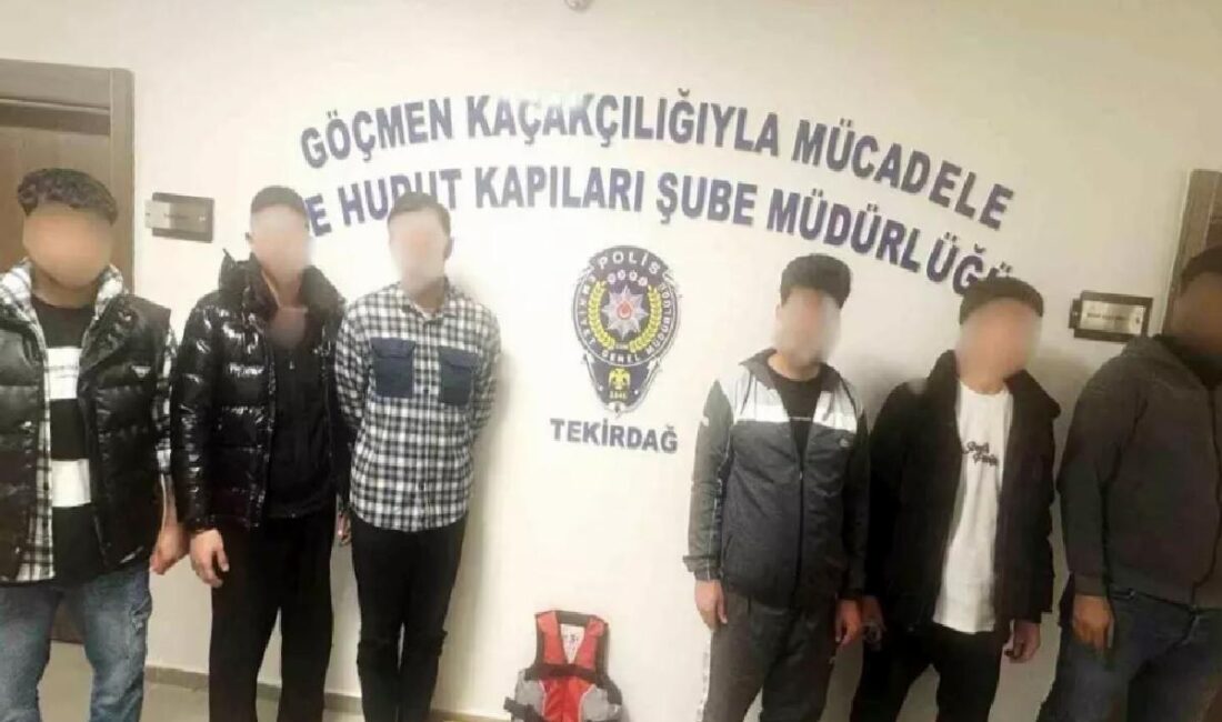 Sistemsiz göçmen taşıyan iki araç durduruldu, üç organizatör gözaltına alındı.