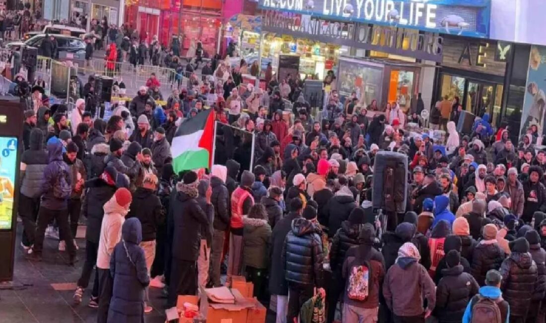 New York'ta yüzlerce Müslüman, soğuk havaya karşın toplu iftar ve
