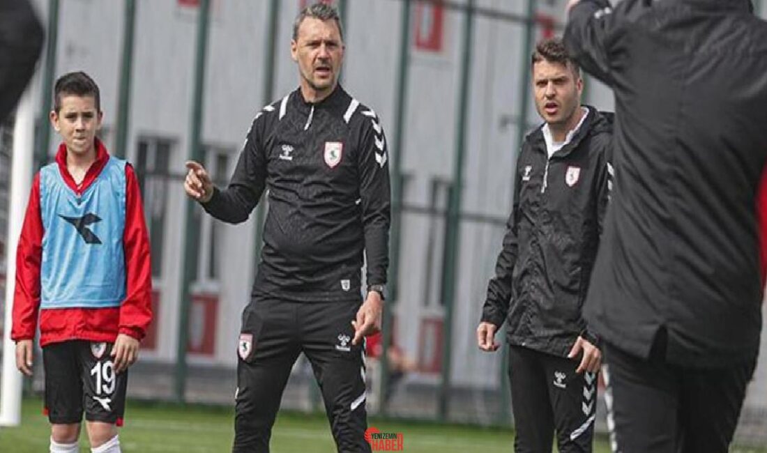 Toulouse FC kulübünün antrenörleri, minik Samsunspor futbolcularıyla egzersize çıktı Fransız kulübü Toulouse FC Futbol Gelişim Yöneticisi Remy Loret ve