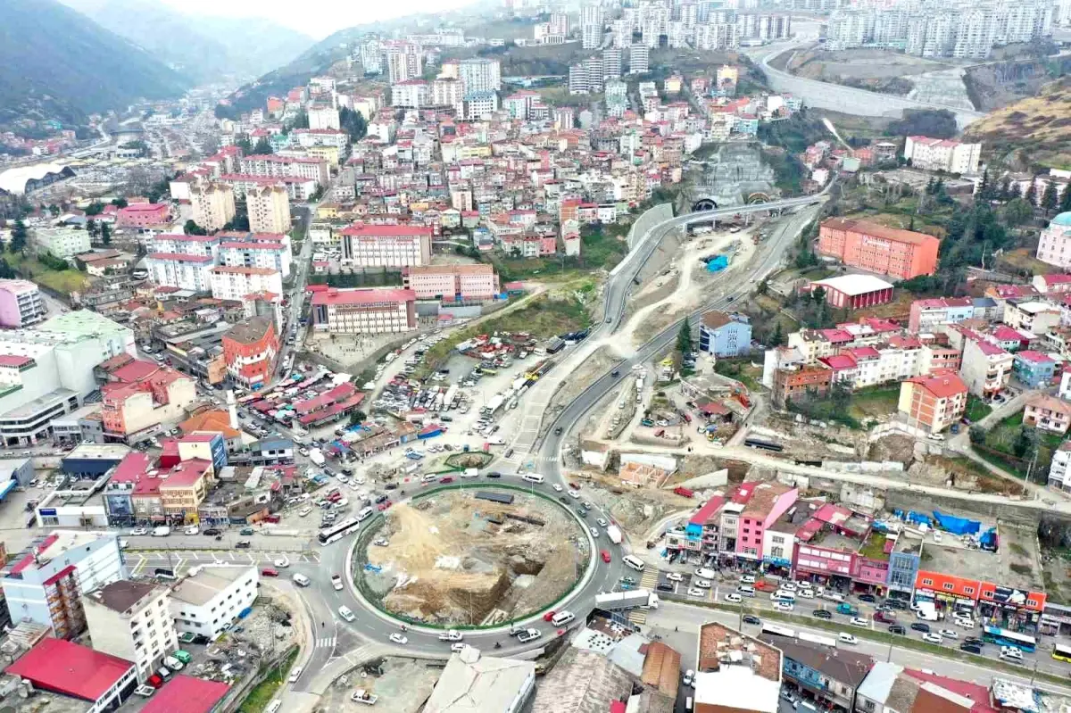 Trabzon'da şehir içi ulaşımı rahatlatacak olan Kanuni Bulvarı'nın 22 kilometrelik