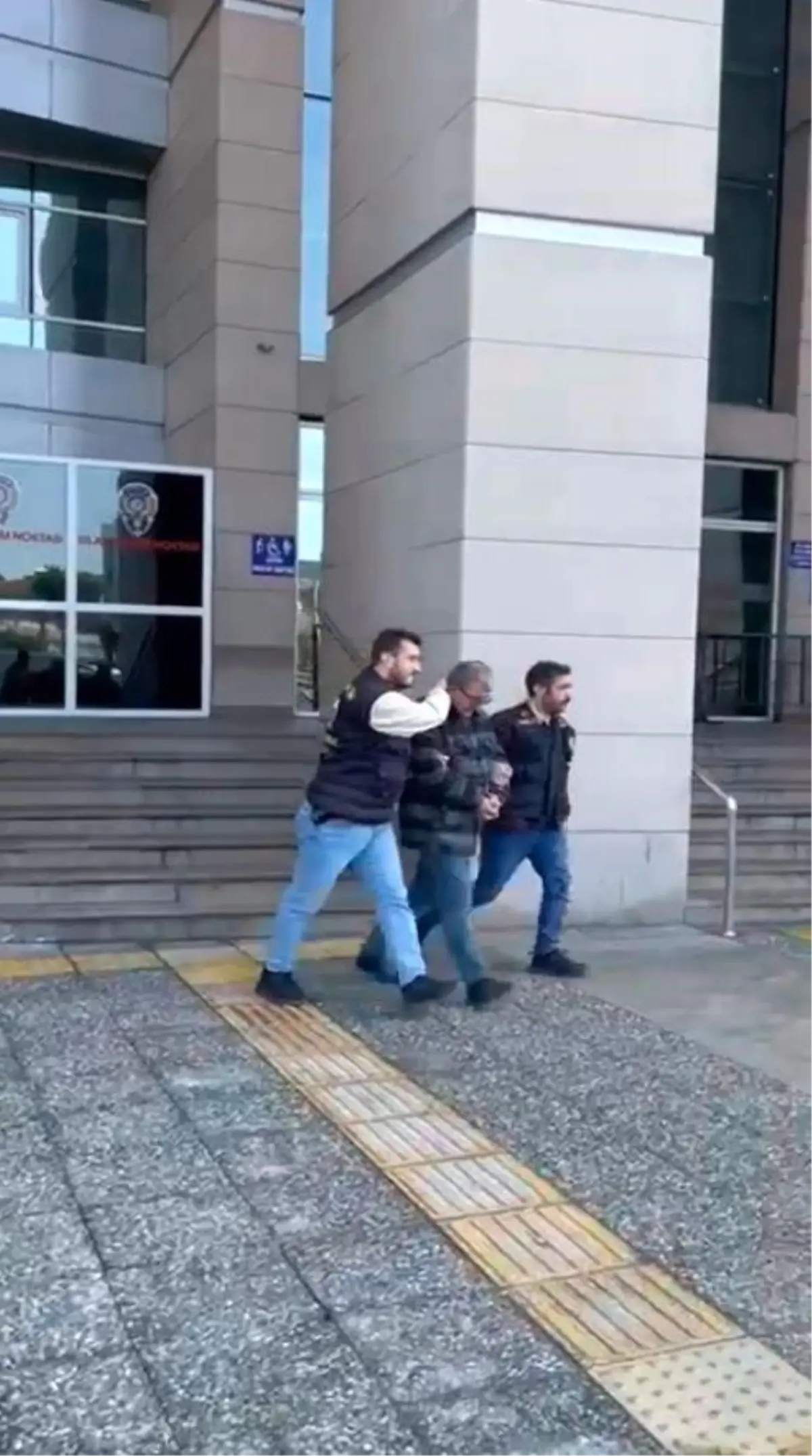 Eyüpsultan'da emniyet şeridinde duran şoföre çarpıp kaçan hafif ticari araç