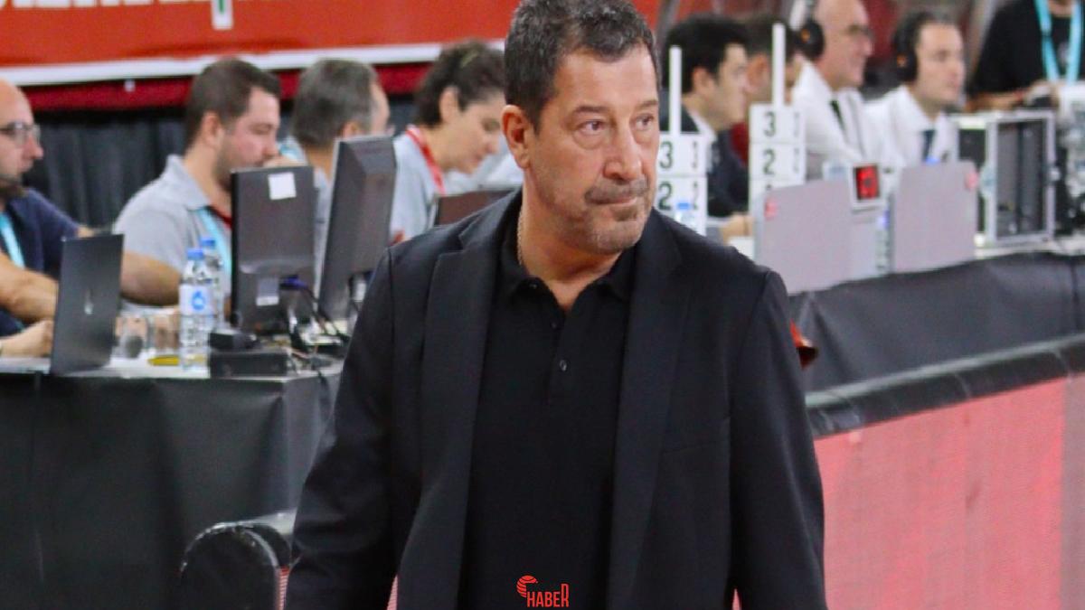 Antrenör Ufuk Sarıca, yaptığı yazılı açıklamayla beyne pıhtı atma sonucu