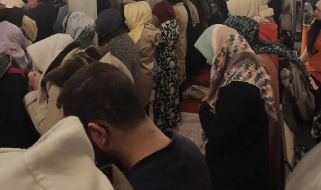 İstanbul'un Üsküdar ilçesindeki Valide-i Cedid Camii'nde bayanlarla erkeklerin karışık biçimde