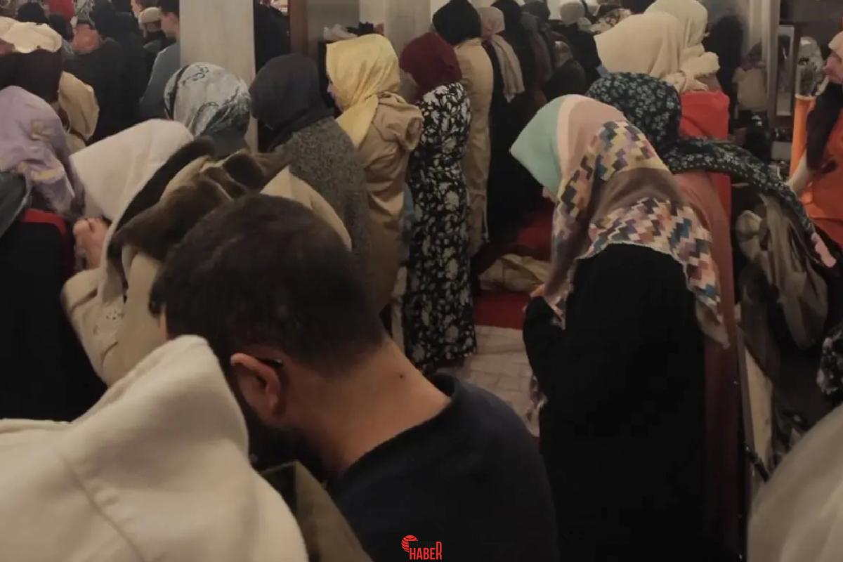 İstanbul'un Üsküdar ilçesindeki Valide-i Cedid Camii'nde bayanlarla erkeklerin karışık biçimde