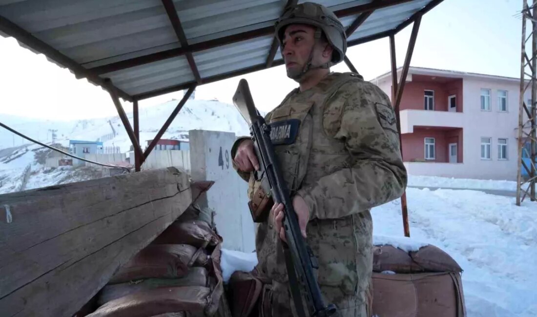 Muş Valisi Avni Çakır, askerlerle Ramazan'da iftar yaparak birlik ve