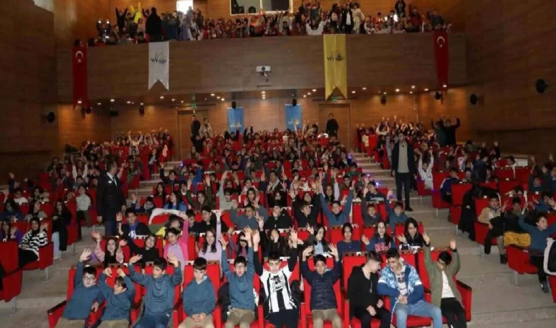 Van Büyükşehir Belediyesi, ilkokul ve ortaokul öğrencilerine yönelik eğlenceli akrobasi