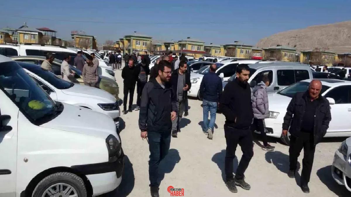 Van'daki ikinci el oto pazarı ağır bir kalabalıkla doldu, alıcı