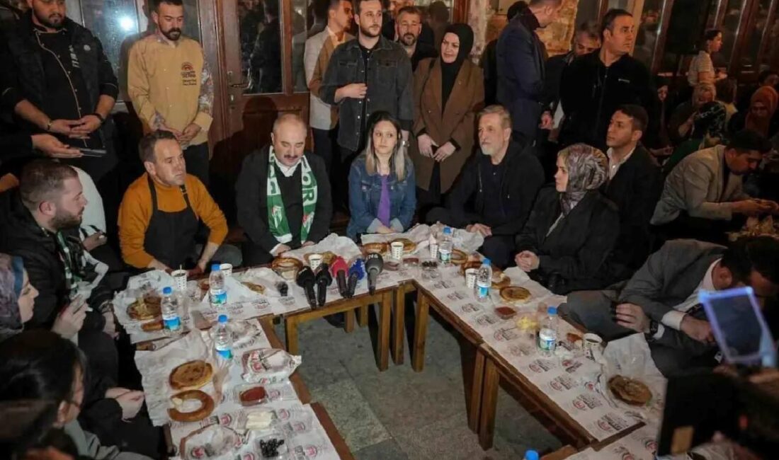 Mustafa Varank, Bursa Abdal Meydanı'nda toplumsal medya davetiyle yüzlerce bireyle