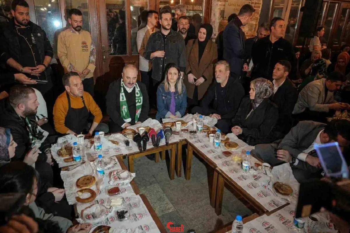 Mustafa Varank, Bursa Abdal Meydanı'nda toplumsal medya davetiyle yüzlerce bireyle