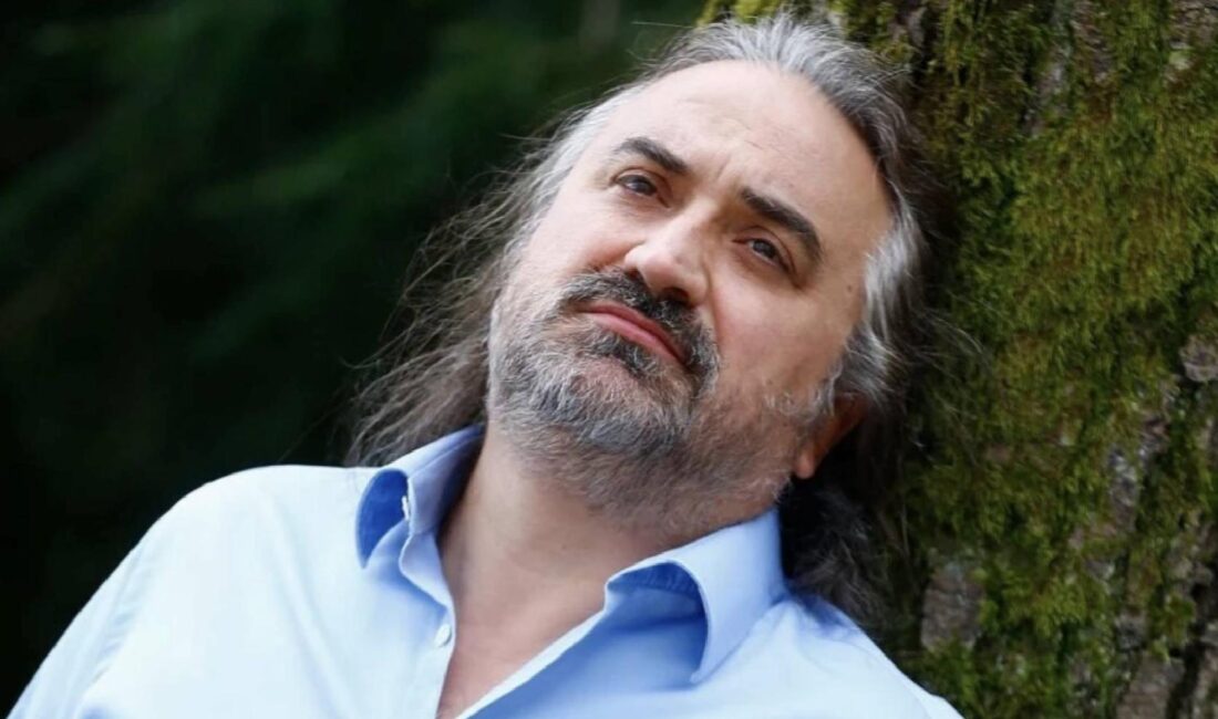 Müzikçi Volkan Konak'ın Kıbrıs'taki konser sırasında kalp krizi nedeniyle ömrünü