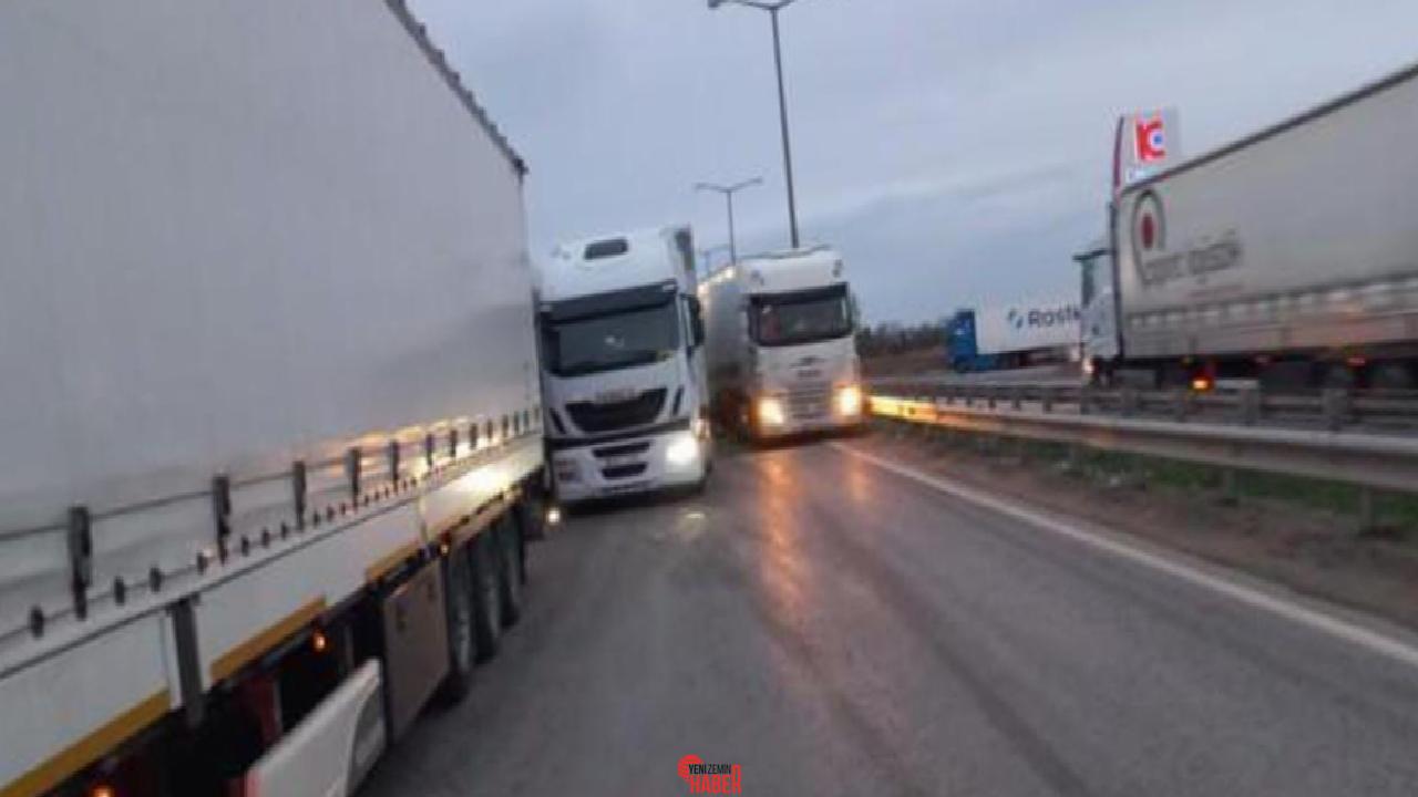 Kapıkule Hudut Kapısı'nda yurt dışına çıkmak için bekleyen tır şoförlerine