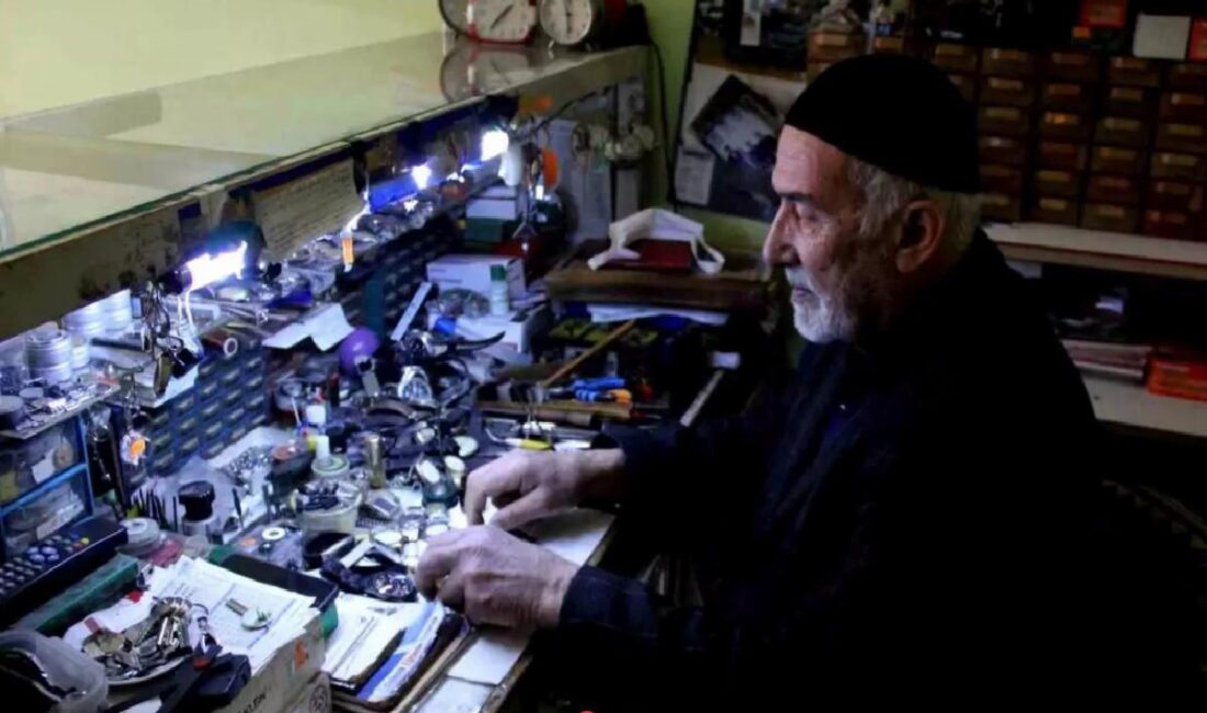 Erzincan'da 77 yaşındaki Sebahattin Tanoğlu, 58 yılını saat tamiri yaparak