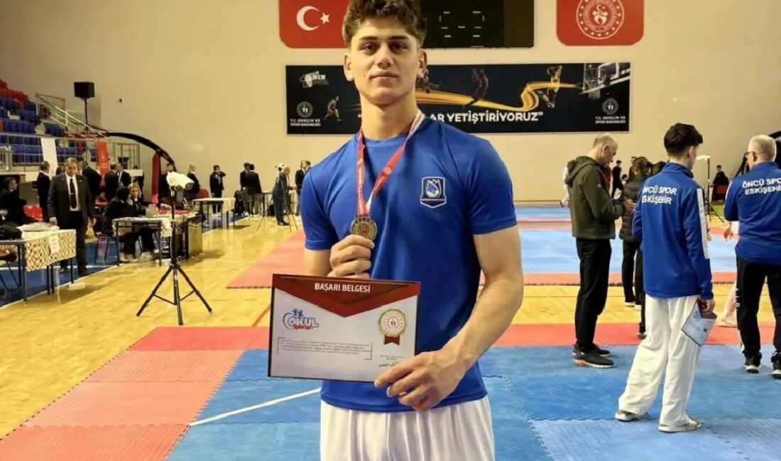 Yunusemre Belediyespor'un genç taekwondocusu Recep Alperen Aktaş, Niğde'de düzenlenen Okul