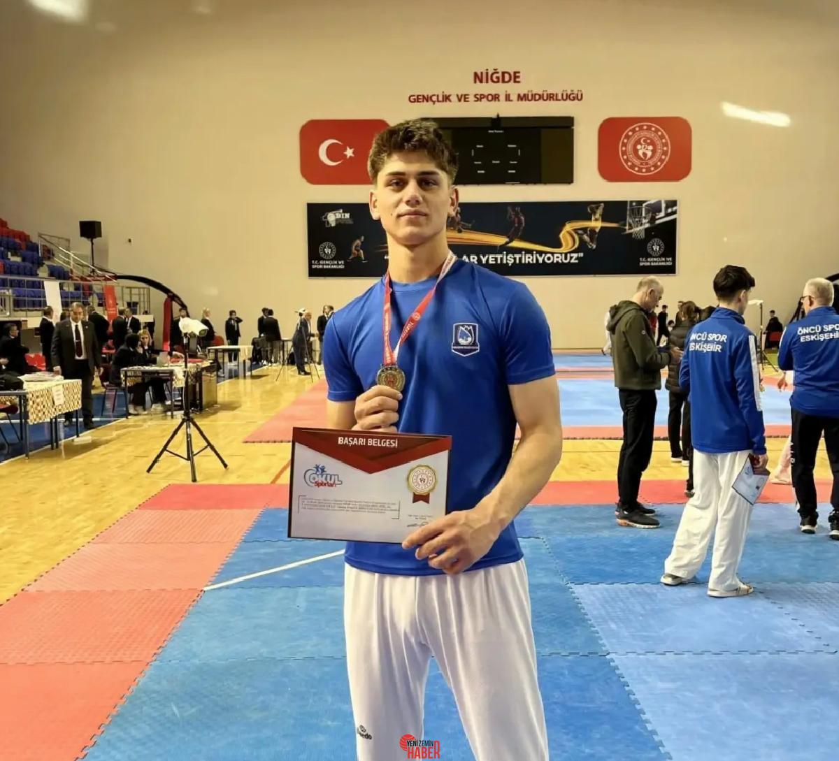 Yunusemre Belediyespor'un genç taekwondocusu Recep Alperen Aktaş, Niğde'de düzenlenen Okul