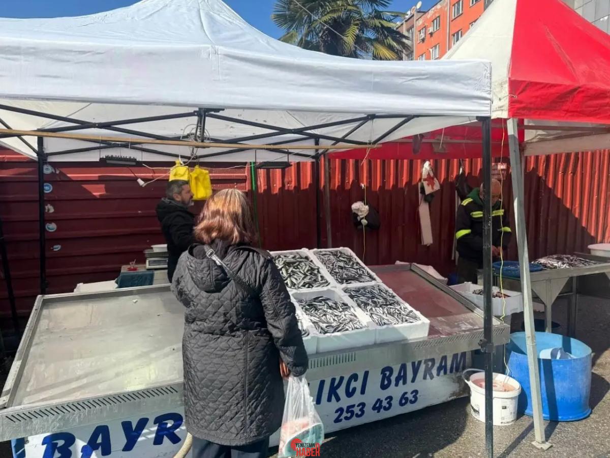 Zonguldak'ta mezgit 100 liradan satılıyor, vatandaşlar ağır ilgi gösteriyor.