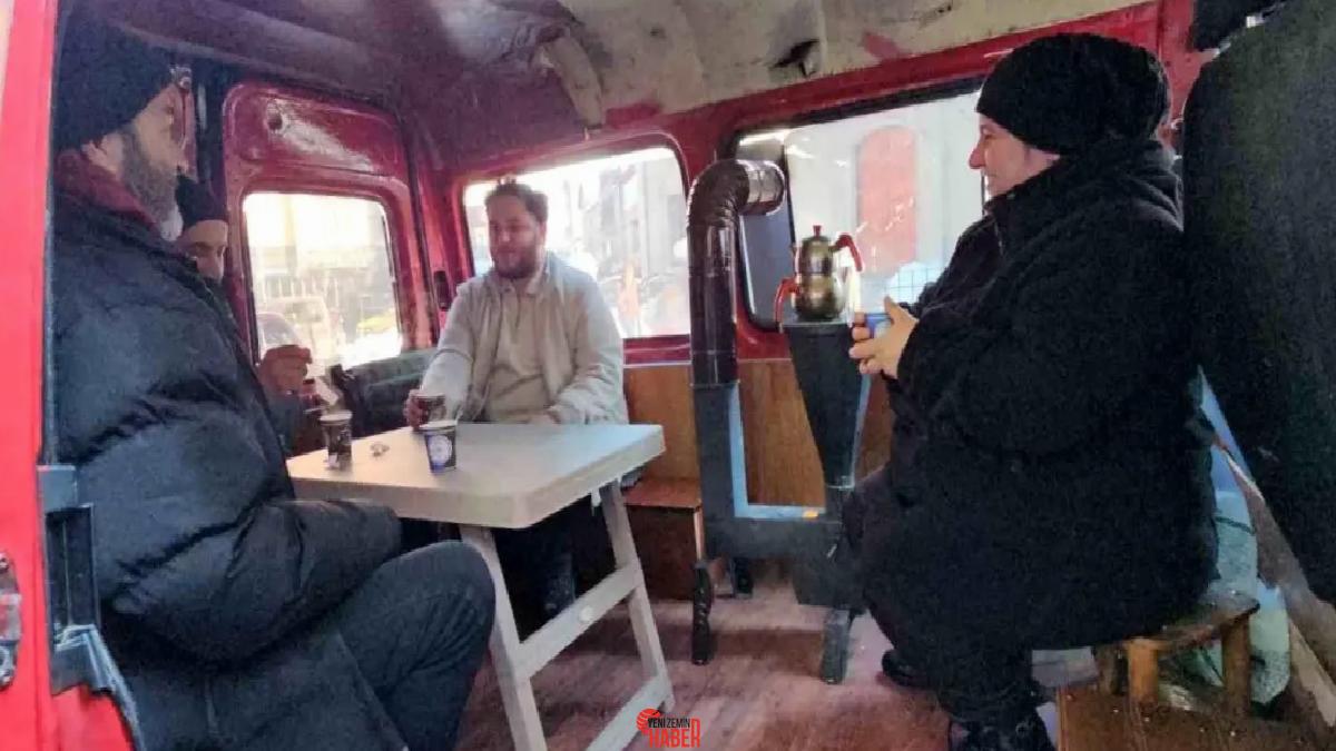 Ayşe ve İstek Demir, minibüste soba kurarak müşterilere çay ikram