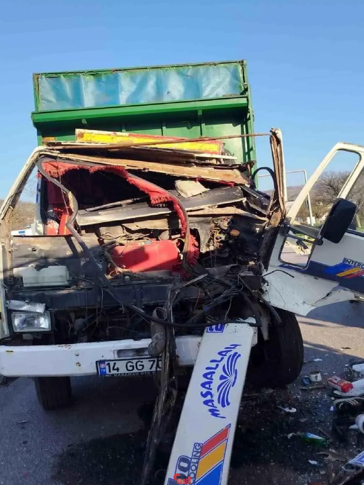 Zonguldak'ın Gökçebey ilçesinde tavuk taşıyan tır, ışık ihlali sonucu kaza