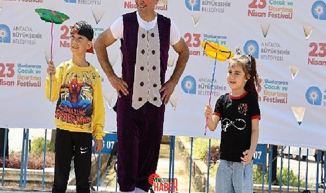 Antalyalı çocuklar, Büyükşehir Belediyesi tarafından düzenlenen 23 Nisan  Milletlerarası Çocuk