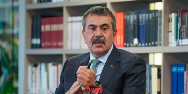 Dünyadaki değişime adapte olmak için müfredatın sık değiştirilmesi gerektiğini belirten