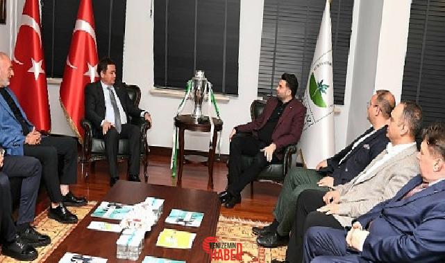 Bursaspor Lideri Enes Çelik ve yönetim kurulu üyeleri şampiyonluk kupasıyla