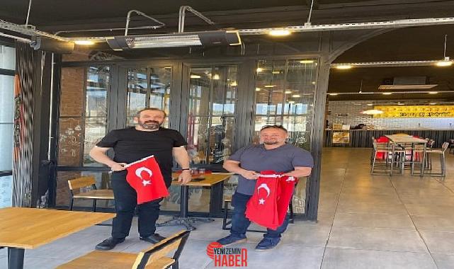 Büyükşehir Belediyesi, kentin dört bir yanında esnafa Türk Bayrağı dağıtarak