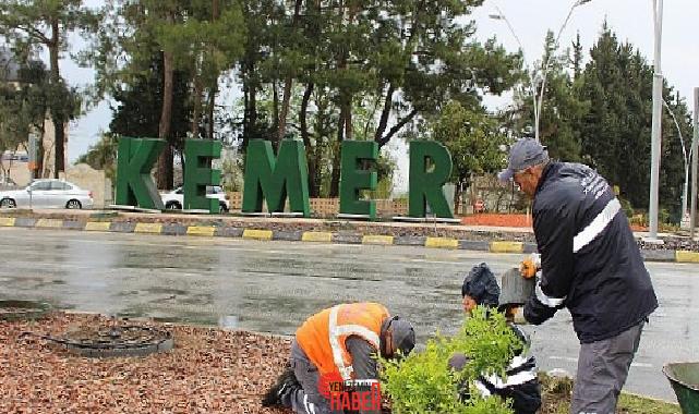Antalya Büyükşehir Belediyesi, Kemer’in cadde ve sokaklarında gerçekleştirdiği peyzaj çalışmasıyla