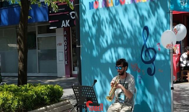 Büyükşehir Belediyesi tarafından İzmit Cumhuriyet Bulvarı’nda oluşturulan “Notalı Duraklar”da Büyükşehir