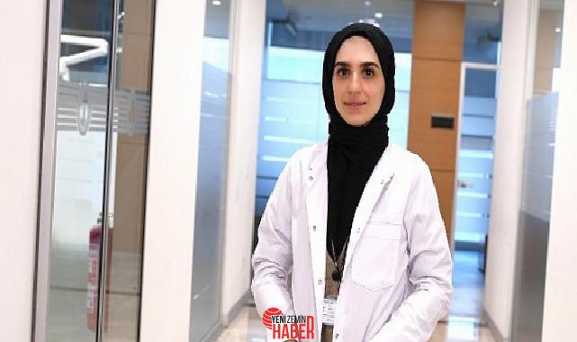 Diş eti çekilmesinin, diş köklerinin açığa çıkması durumu olduğunu belirten