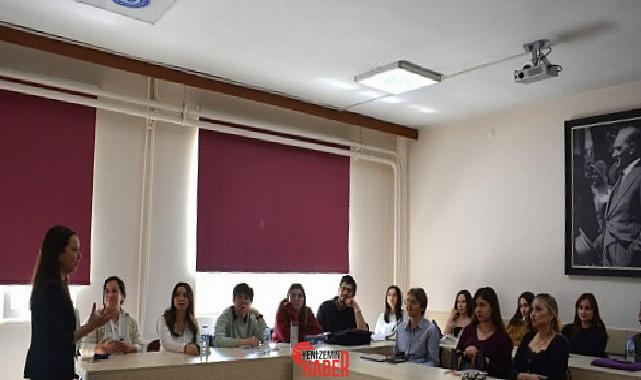 Ege Üniversitesinde düzenlenen söyleşide konuşan Öğr. Gör. İnci Derya Yücel,