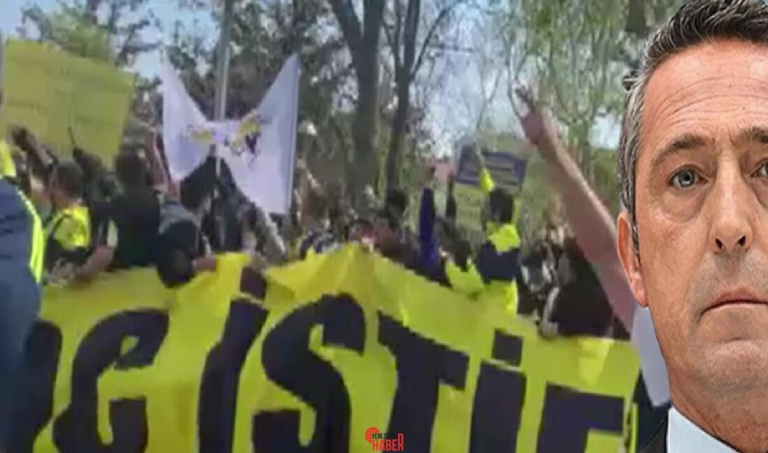 Fenerbahçe bir küme taraftar Faruk Ilgaz Tesisleri yakınında toplanarak, Lider