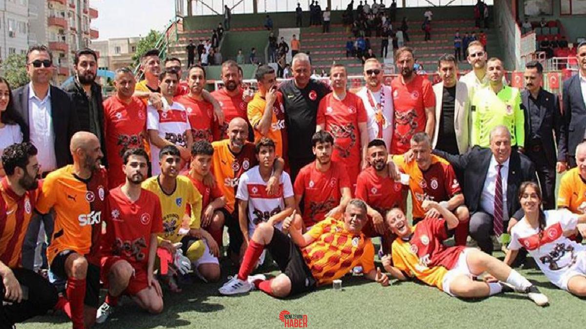 Galatasaray'ın efsane oyuncuları, Şırnak Cizre'de gençlerle bir dostluk müsabakası oynadı.