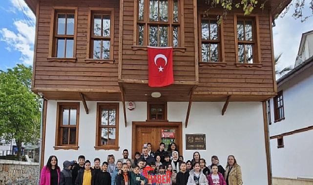 Gölcük Belediyesi; ilçede en fazla kitap okuyan öğrencileri ödüllendirdi. Gölcük