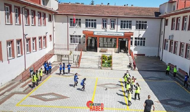 İnegöl Belediyesi HOBA Projesi kapsamında 22 okulun bahçesinde klâsik çocuk