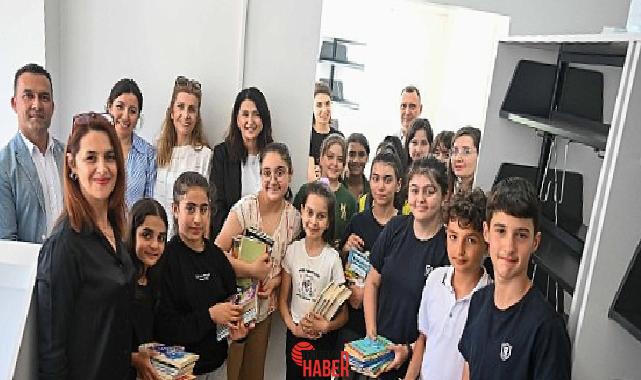 İzmir Özel Türk Koleji öğrencileri ve öğretmenleri, topladıkları kitapları Bornova