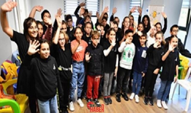 İzmirli çocuklar, kentte kendilerini ilgilendiren bahislerde kelam sahibi olmanın memnunluğunu