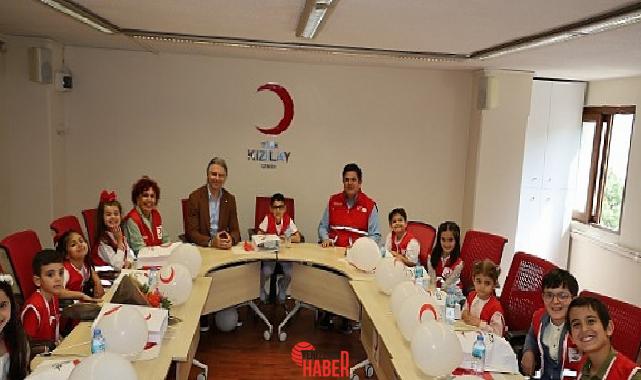 Türk Kızılay İzmir Başkanlığı makamı 23 Nisan Ulusal Egemenlik ve