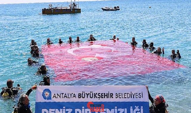 Antalya’nın dünyaca ünlü Konyaaltı kıyısında deniz kirliliğine dikkat çekmek hedefiyle