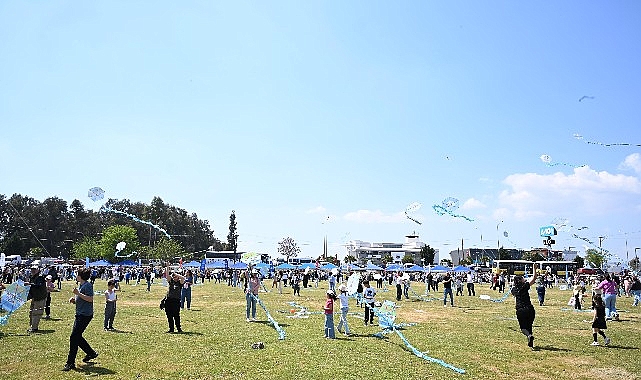 Aydın Büyükşehir Belediyesi tarafından düzenlenen Uçurtma Şenliği, çocuklar ve aileleri