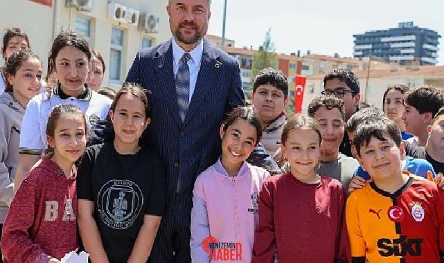 Şehit Mesut Taşar Ortaokulu'nu ziyaret eden Buca Belediye Başkanı Mimar