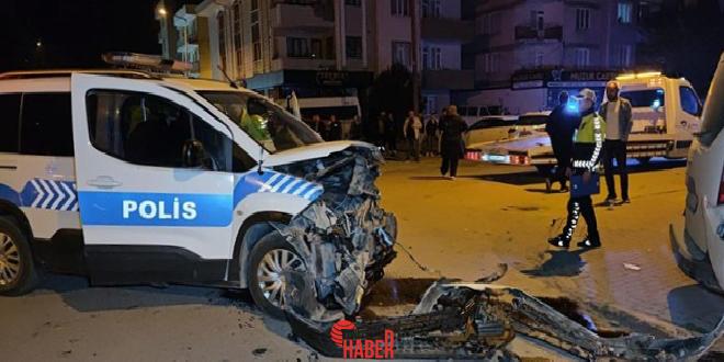 Bursa'nın İnegöl ilçesinde, polis aracıyla birlikte 3 aracın karıştığı zincirleme