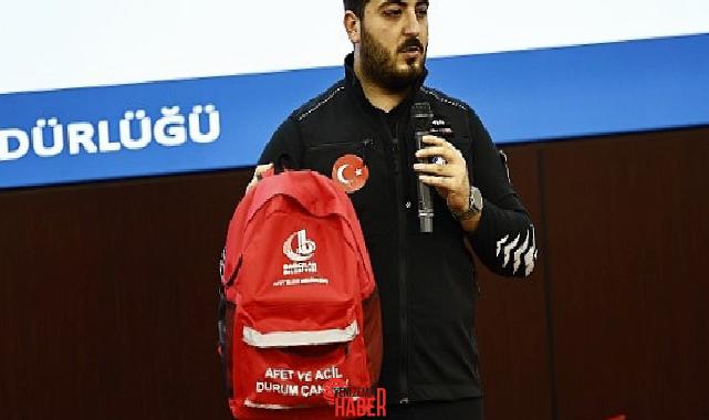 Bağcılar Belediyesi Afet İşleri Müdürlüğü’nde misyonlu eğitmen Abdulsamet Aktan, vatandaşları