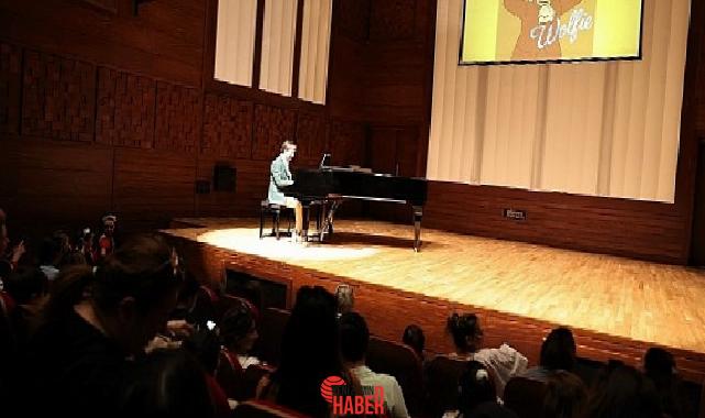 İzmir Büyükşehir Belediyesi’nin çocuklar için düzenlediği “Sadece Mozart” anlatımlı konseri