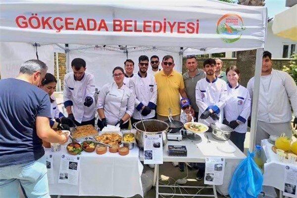 Gökçeada Cumhuriyet Meydanı'nda Lezzet Şöleni etkinliği düzenlendi. Etkinliğe esnaflar, GUBY
