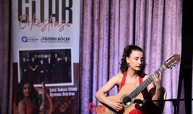 Antalya Büyükşehir Belediyesi İsmail Baha Sürelsan Konservatuvarı gitar kısmı öğrencileri,