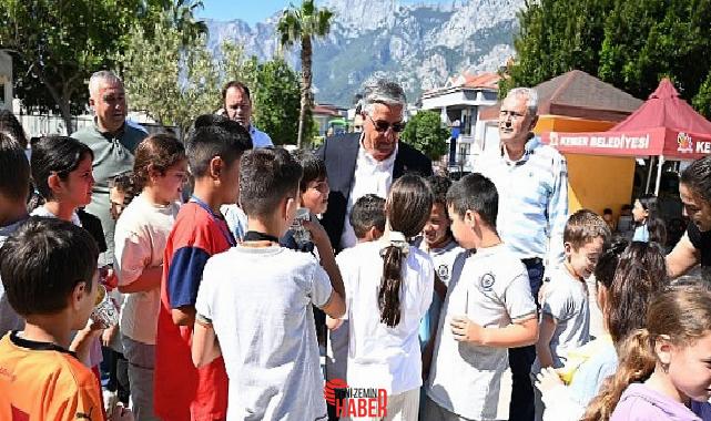 Kemer Belediye Başkanı Necati Topaloğlu, Göynük Atatürk İlkokulu’nda düzenlenen kermese