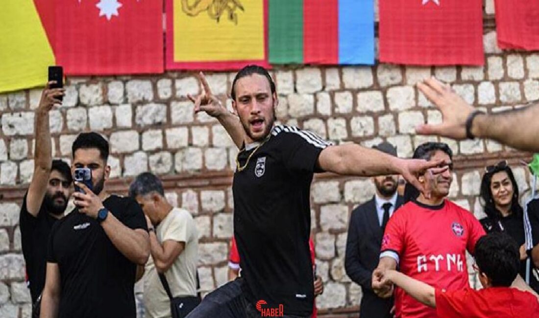 İran 1. Futbol Ligi'nde şampiyonluğa ulaşan Traktör takımının taraftarları, İstanbul'da