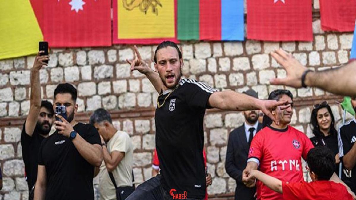İran 1. Futbol Ligi'nde şampiyonluğa ulaşan Traktör takımının taraftarları, İstanbul'da