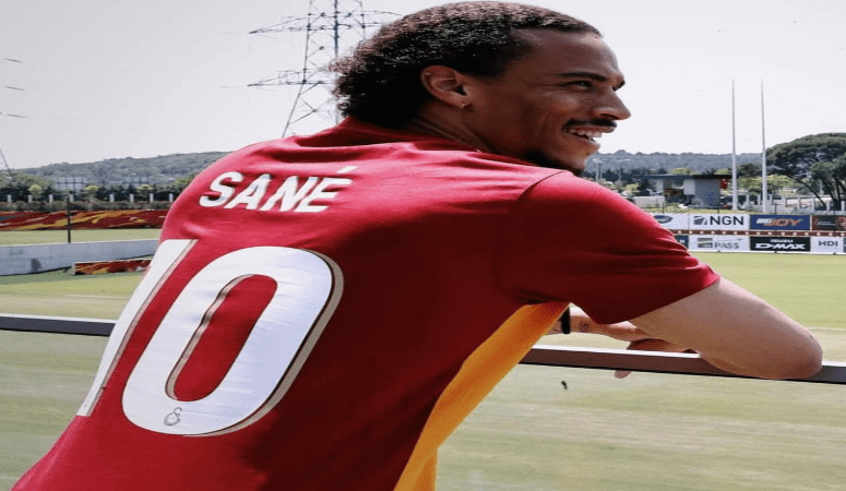 Galatasaray kadrosuna kattığı Leroy Sane ile sözleşme imzalarken Alman yıldızın