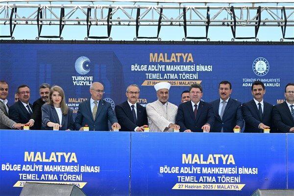Adalet Bakanı Tunç, programı kapsamında Valilik makamını ziyaret ederek, Vali