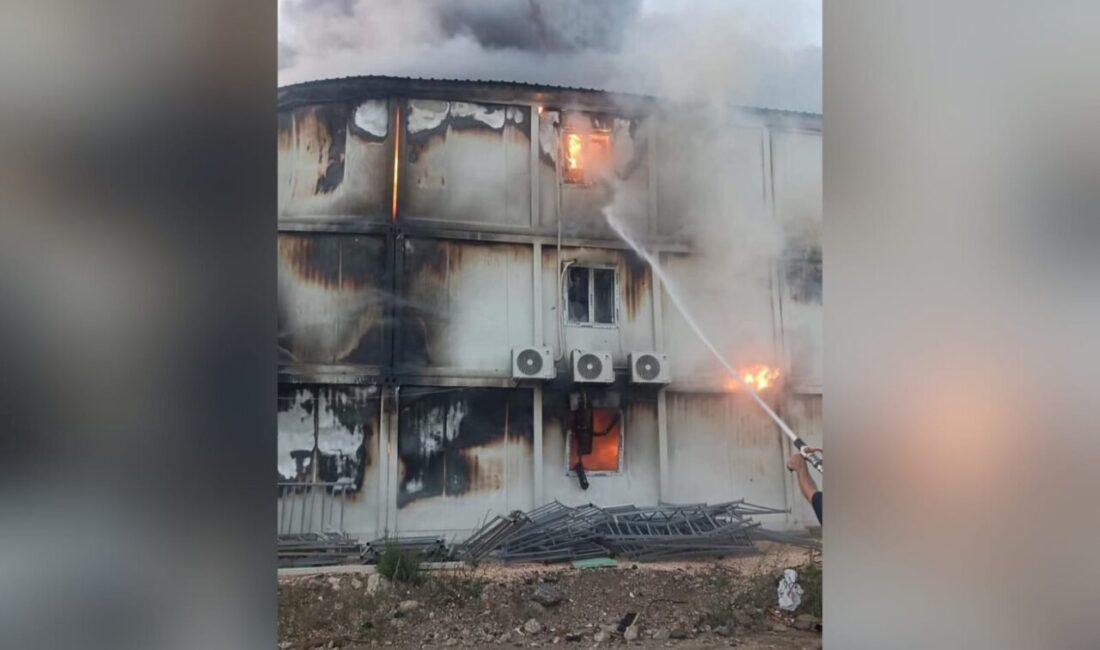 Hatay'ın Antakya ilçesinde şantiye alanında çıkan yangın paniğe neden oldu.